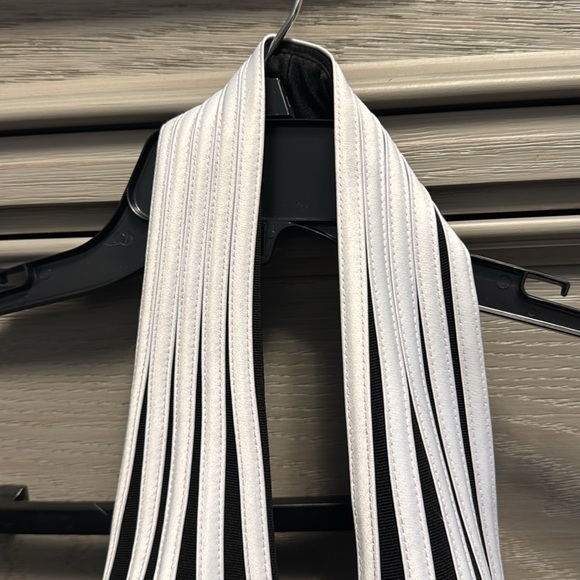 Beautiful cache ladies tank top size 2. Never worn. - Picture 3 of 6